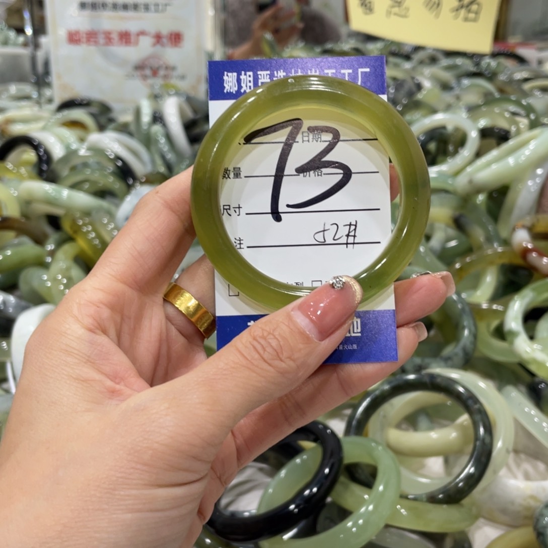 蛇纹石玉手镯未镶嵌