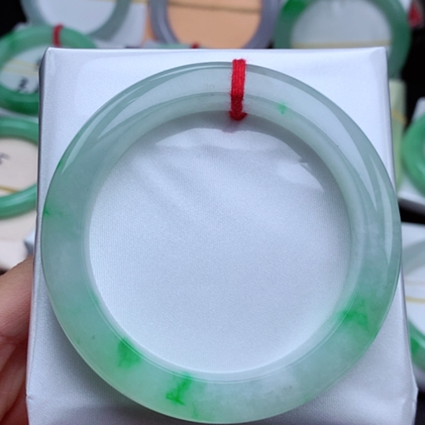 【闪购商品】翡翠手镯未镶嵌            正圈54冰白底青