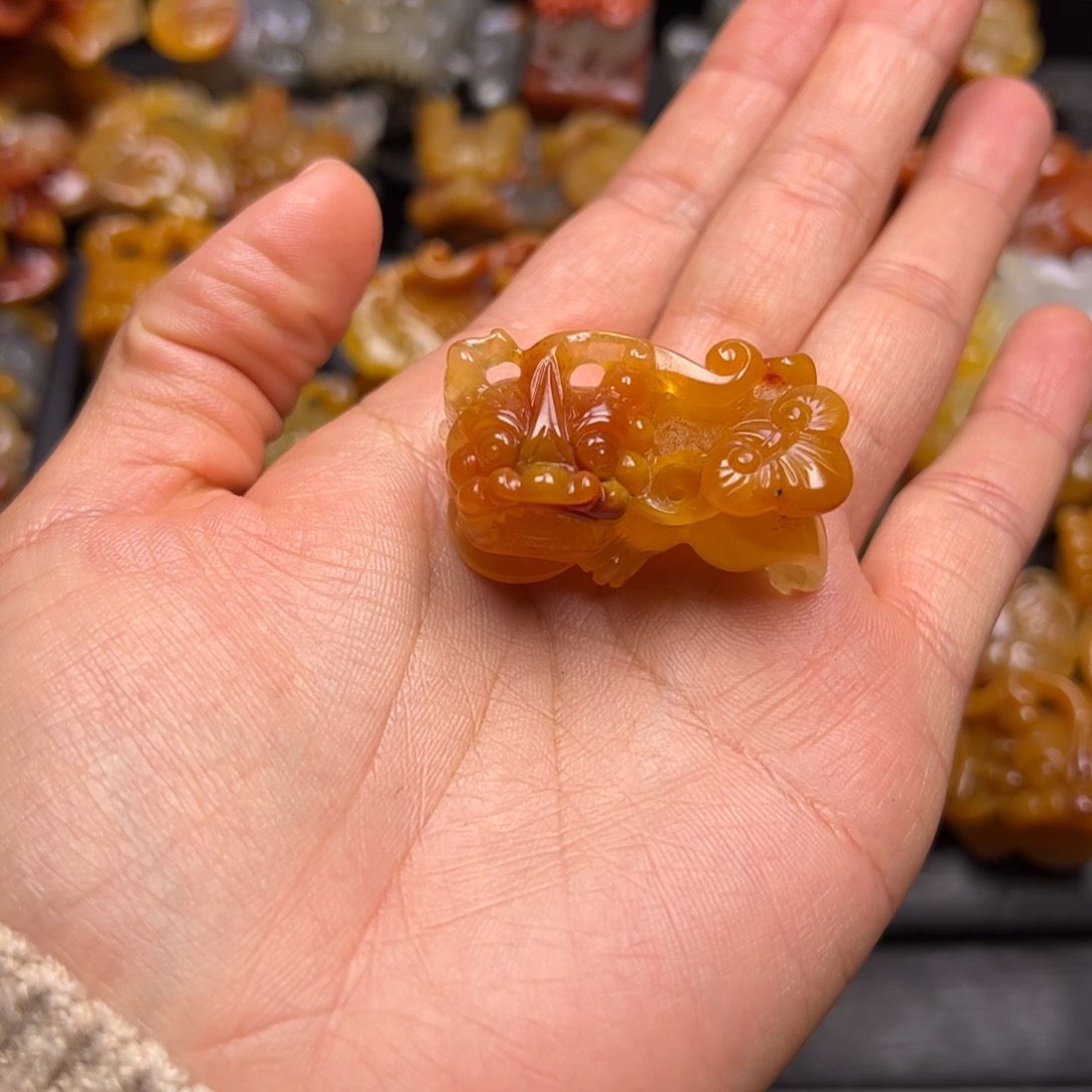 石英质玉（黄龙玉）颈饰未镶嵌天**祥