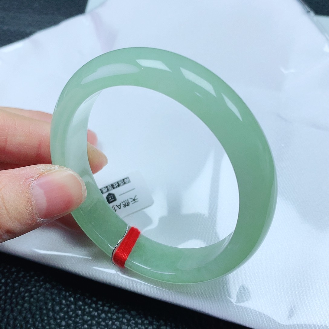 翡翠手镯未镶嵌56贵
