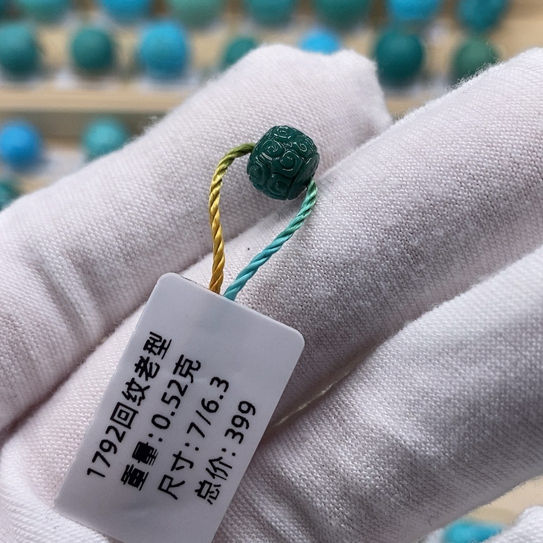 绿松石未镶嵌颈饰