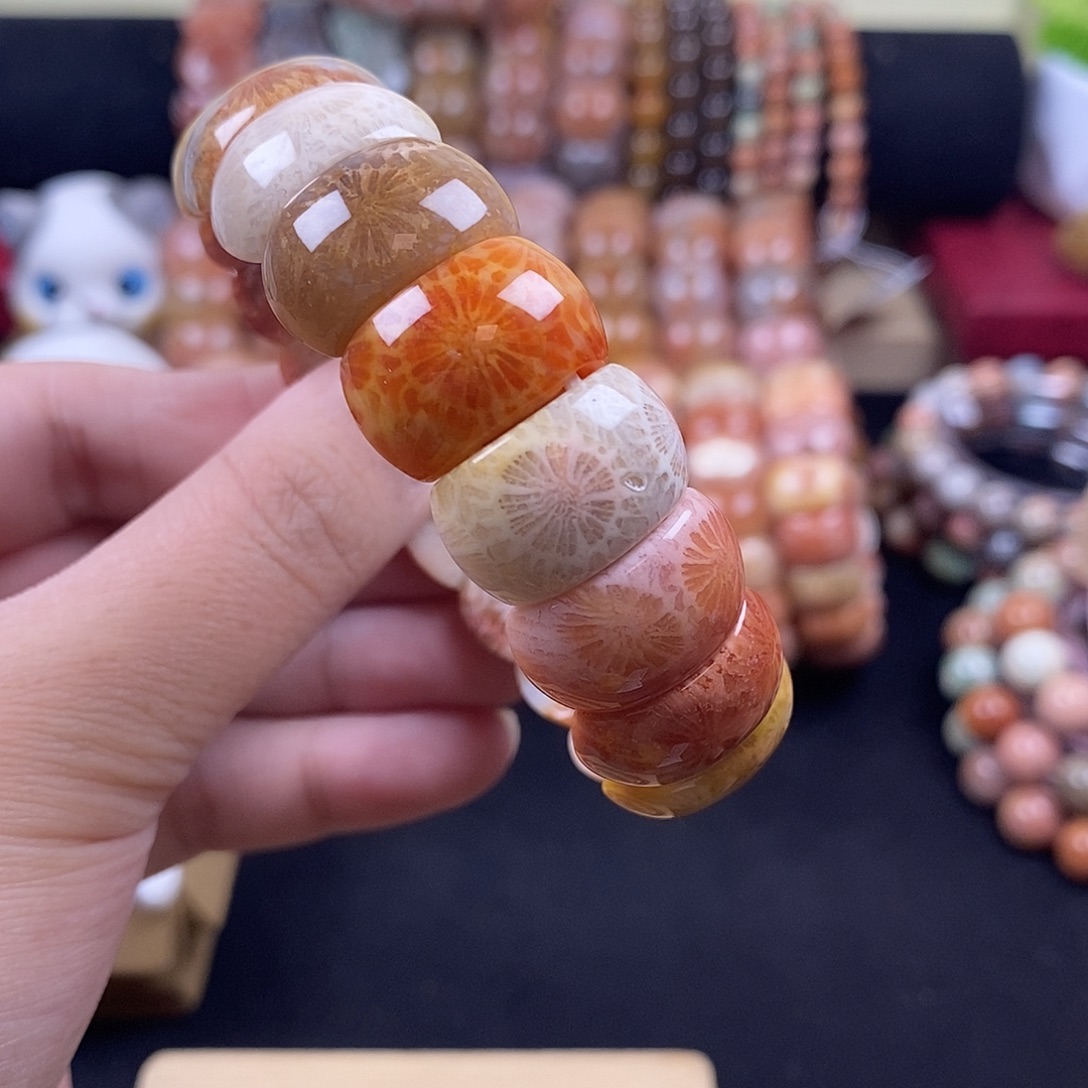 未镶嵌手牌 硅化珊瑚（珊瑚玉）彩大花 1