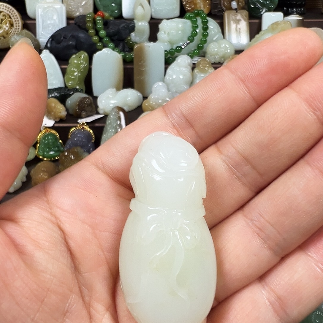 温***白和田玉未镶嵌颈饰