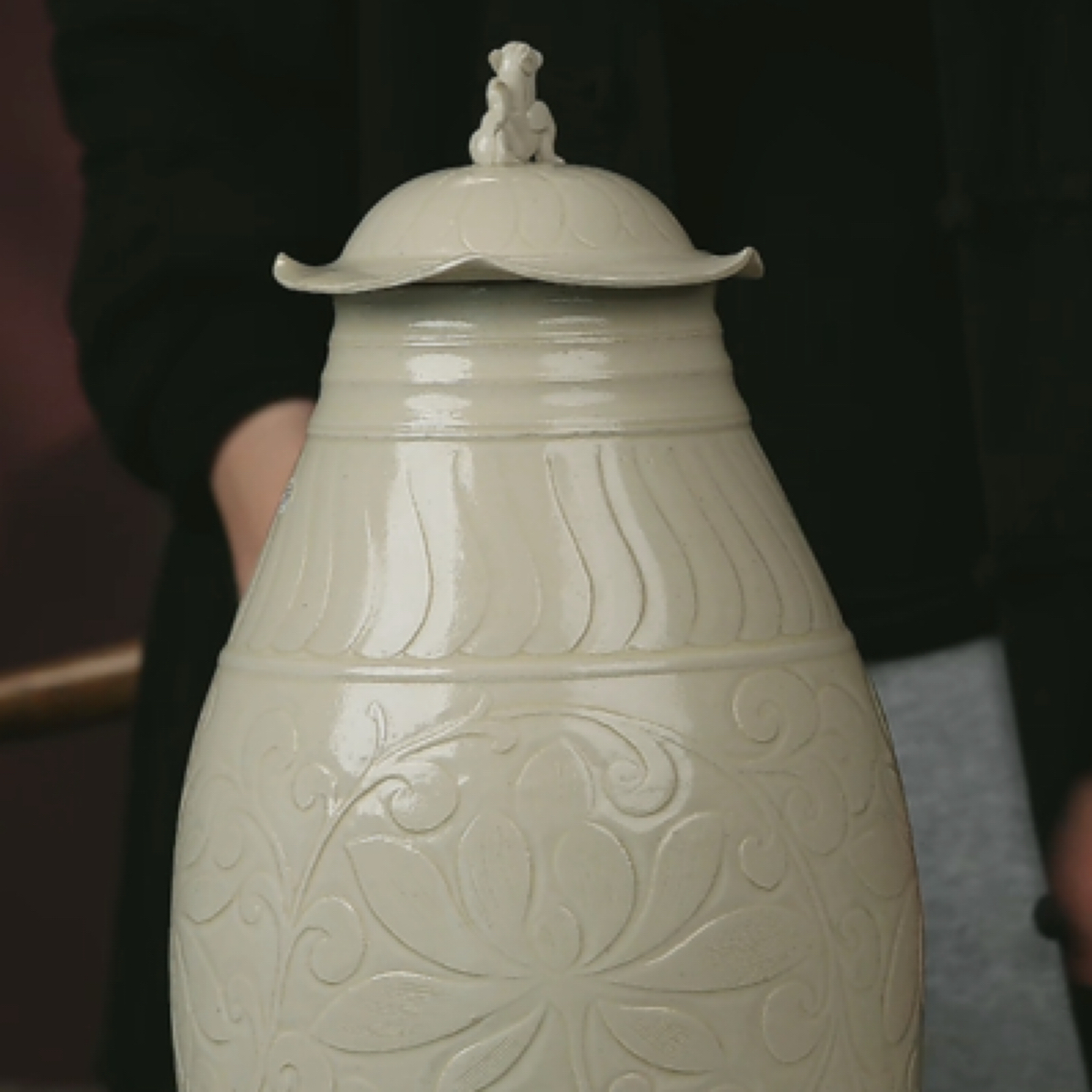 M定窑剔刻花卉纹荷叶盖罐