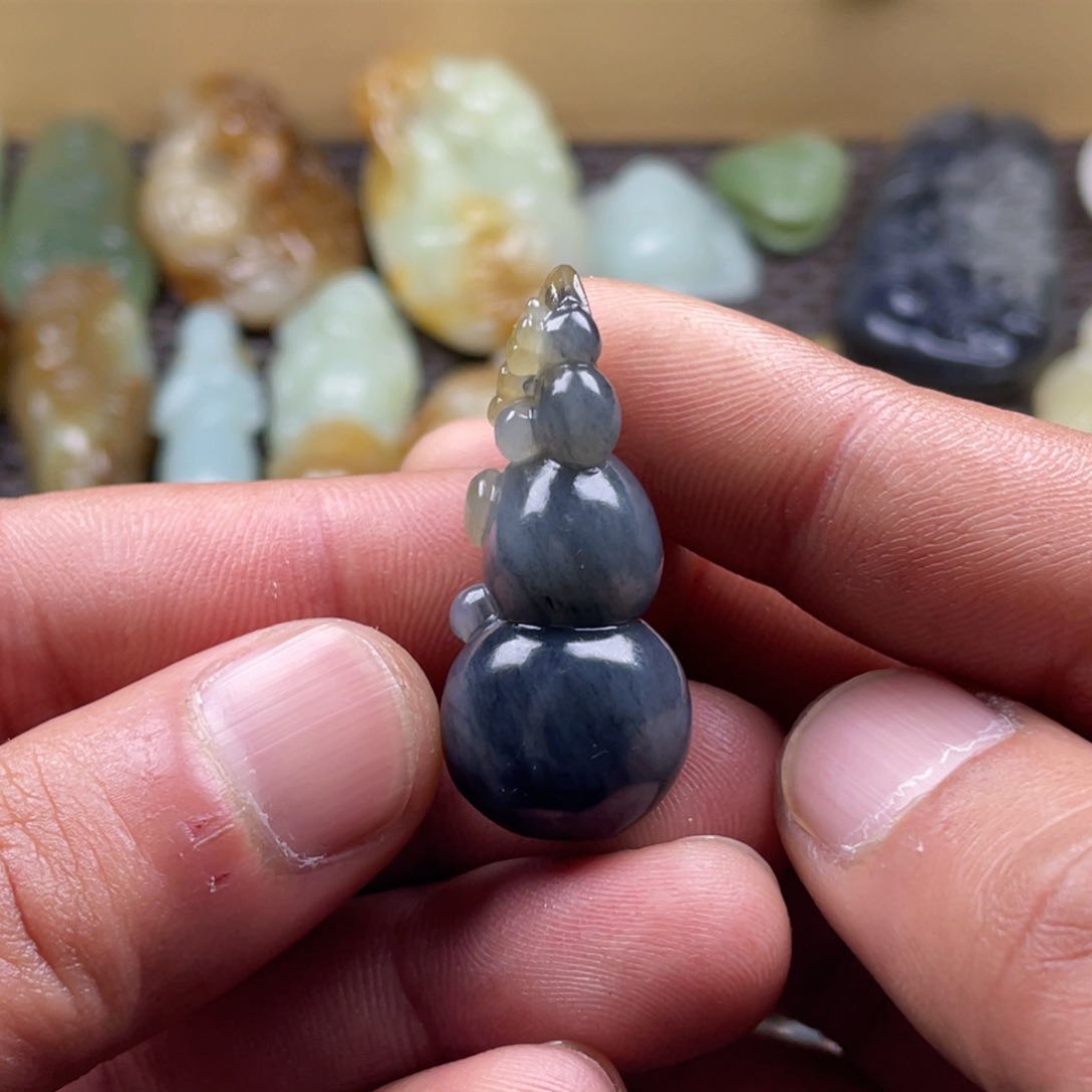 和田玉挂件未镶嵌三****?