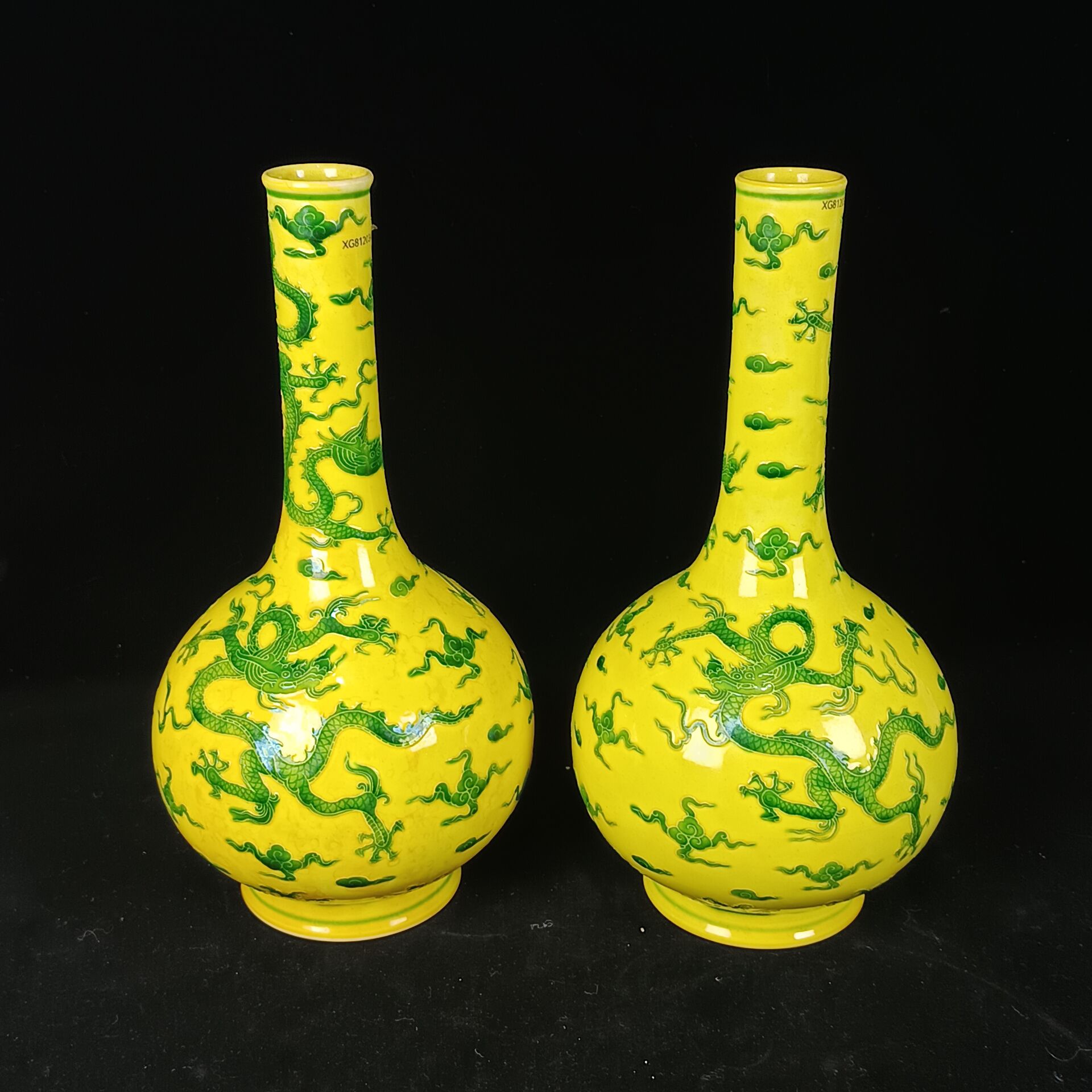 D黄地绿龙戏珠纹长颈胆瓶