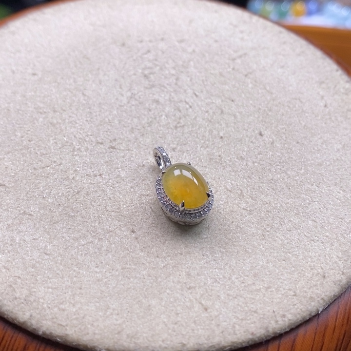 翡翠吊坠(不含链)18K金镶嵌翡翠冰黄旦面吊坠