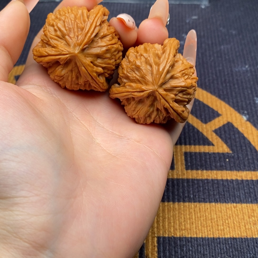 一***奔文玩核桃吊坠白狮子