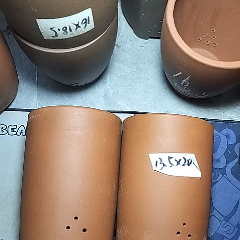 红泥大笔筒两个紫砂花盆