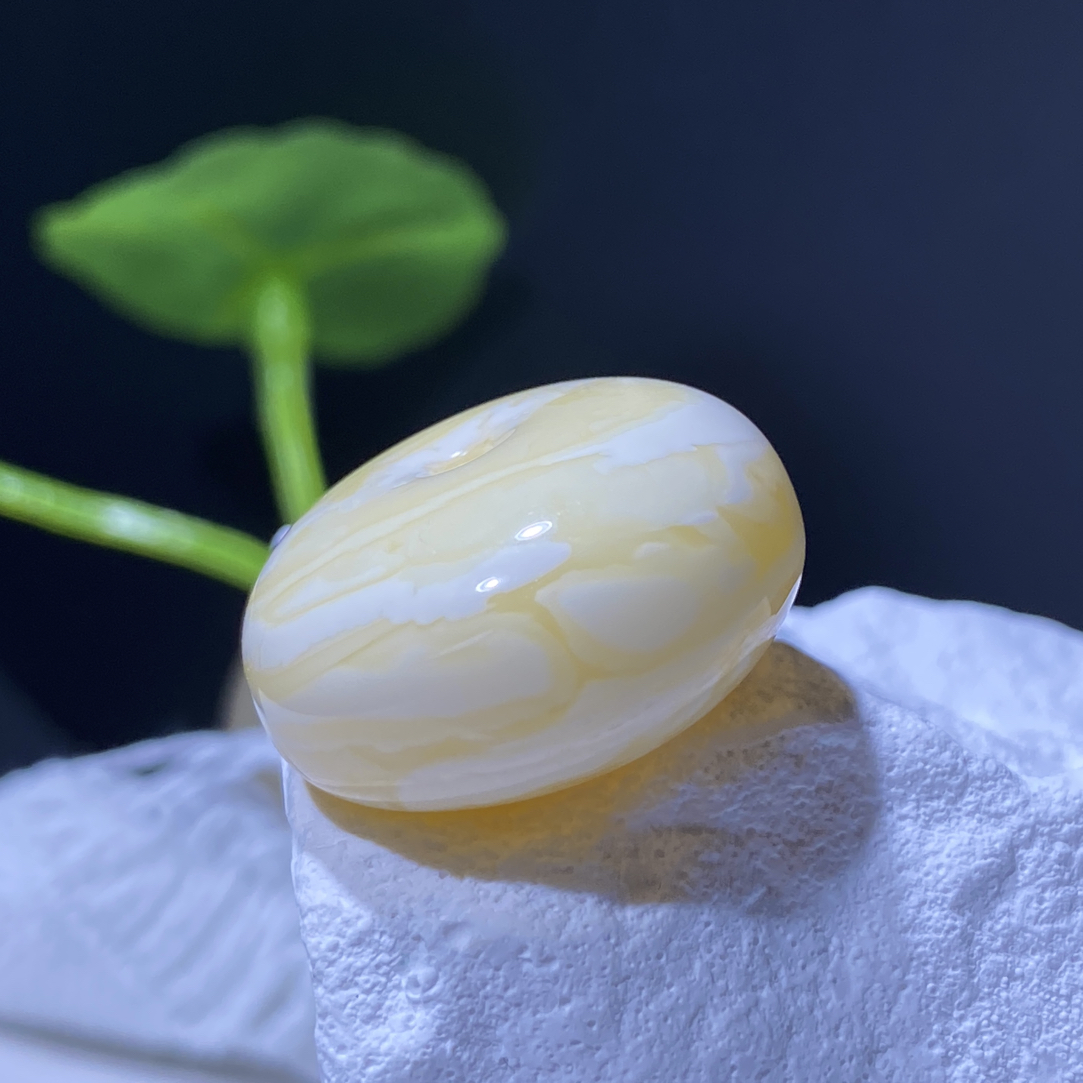 天然原矿蜜蜡瓷白蜡妖花墩子 尺寸：23.6*13.2mm