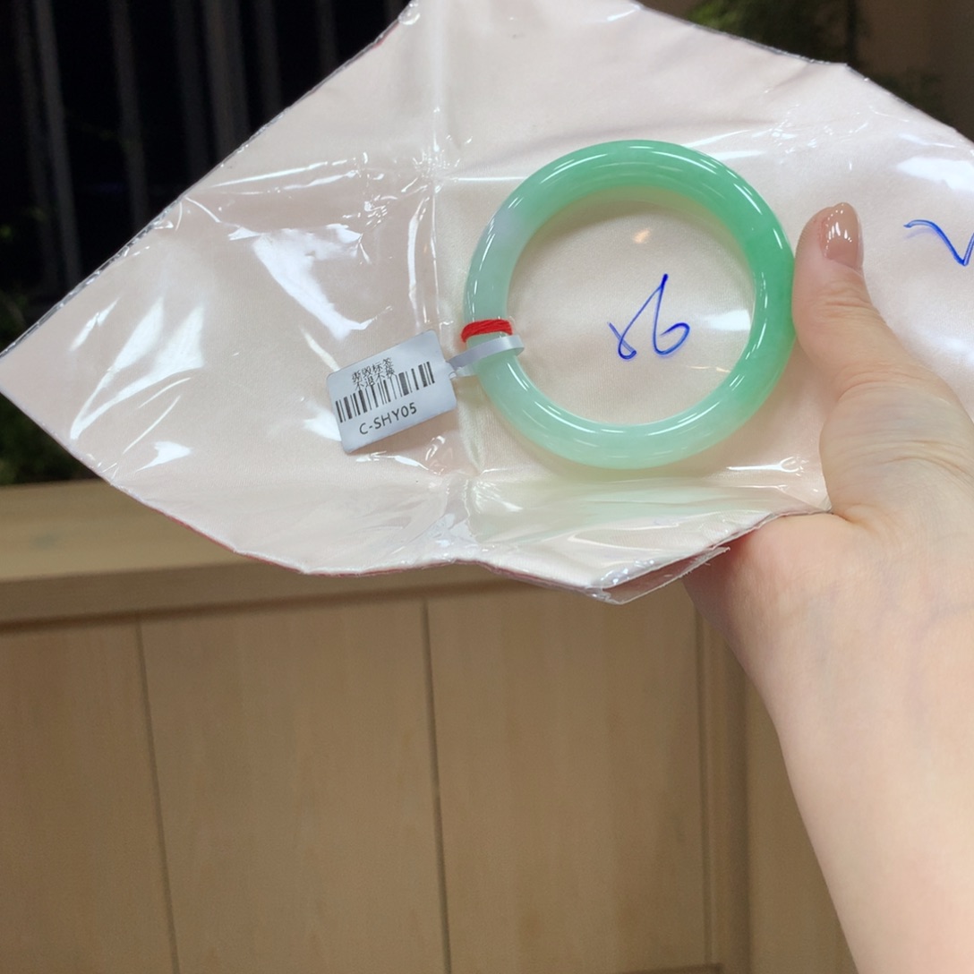 翡翠手镯未镶嵌不退不换