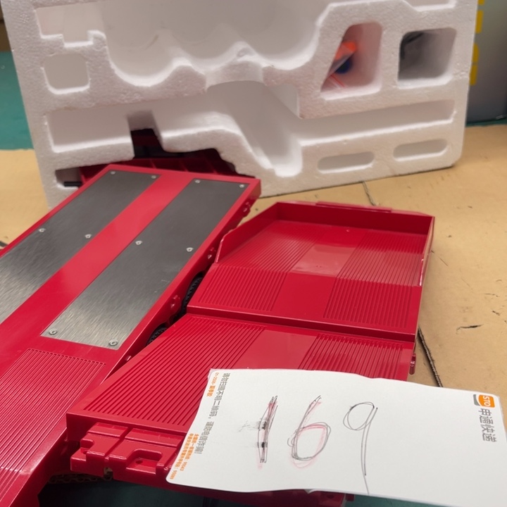 红色拖挂模型模型