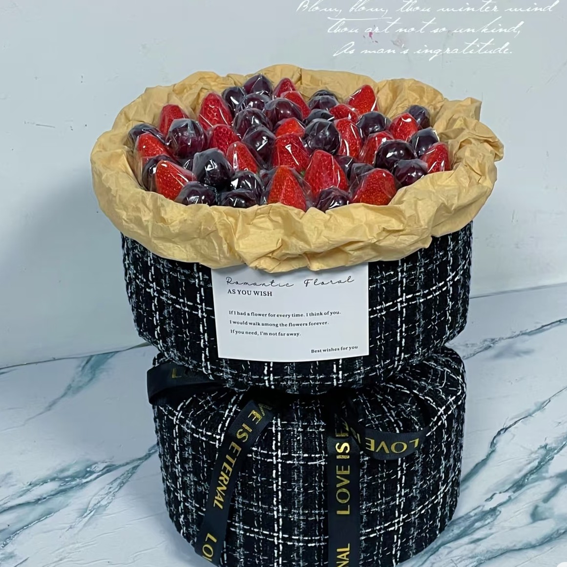 33颗车厘子搭配草莓小香风花束黑色显高级送女友闺蜜老婆生日节日