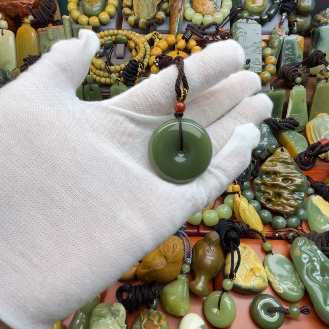 O***t岫岩老玉（透闪石质玉）未镶嵌颈饰