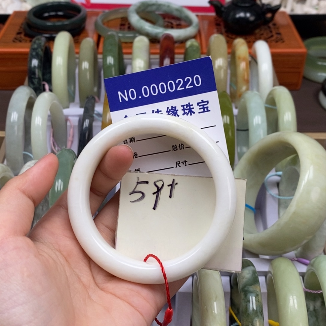 蛇纹石玉未镶嵌手镯