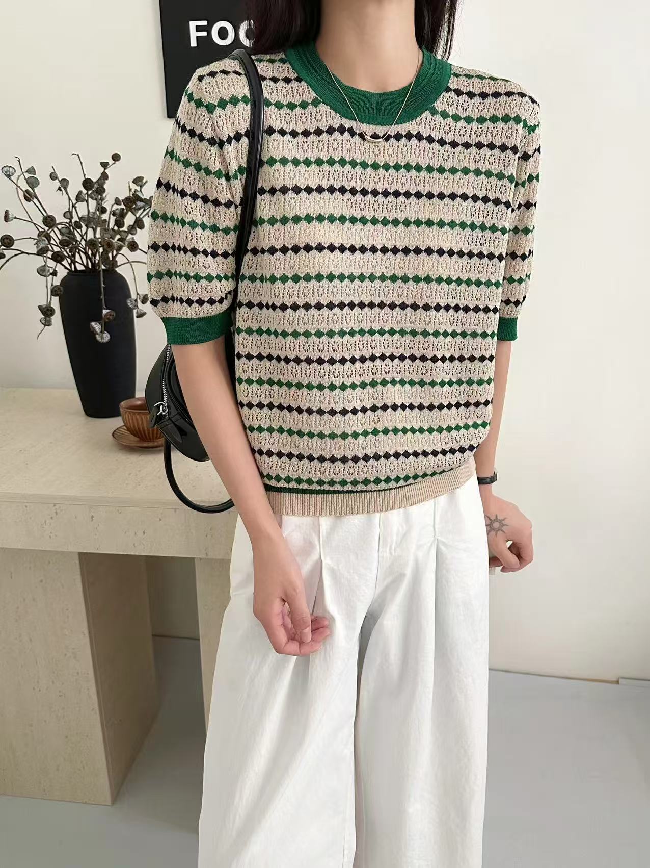 良玉推荐圆领菱形格条纹款针织衫