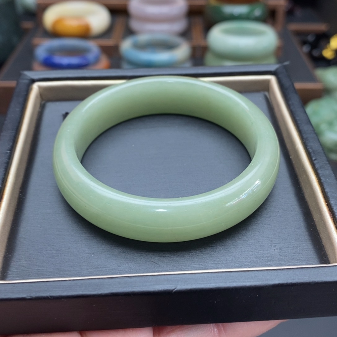 石英质玉手镯54口径微瑕未镶嵌