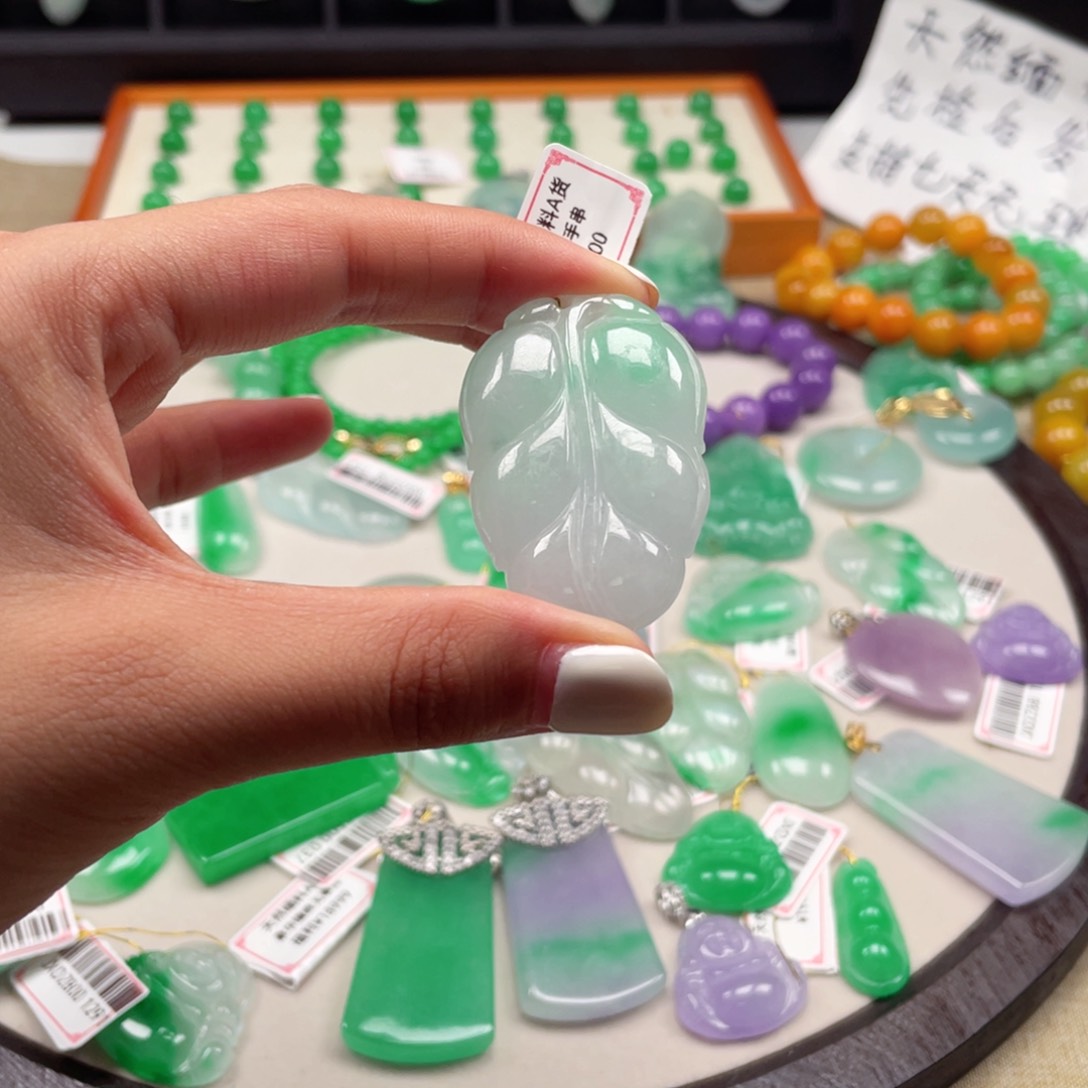 白底飘绿花11111111