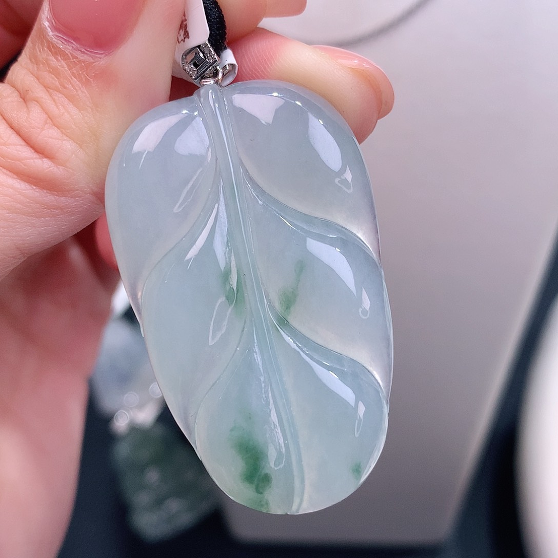 颈饰18K金镶嵌翡翠飘花大叶子