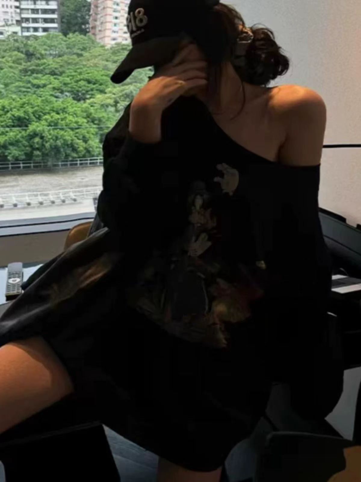 独特漂亮小衫黑色卡通卫衣女2025爆款时尚洋气春秋宽松中长款外套