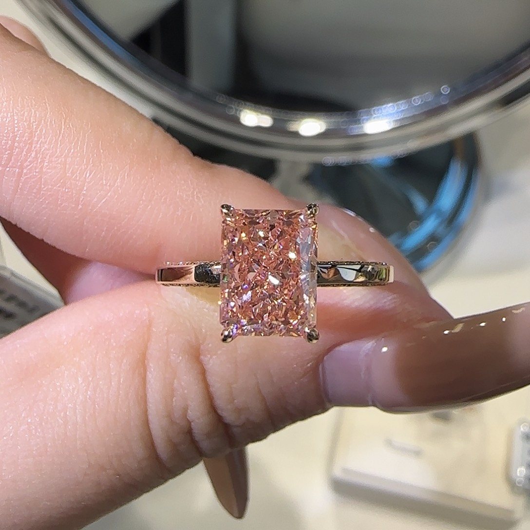 18K金镶嵌实验室培育钻石雷迪恩粉钻2卡