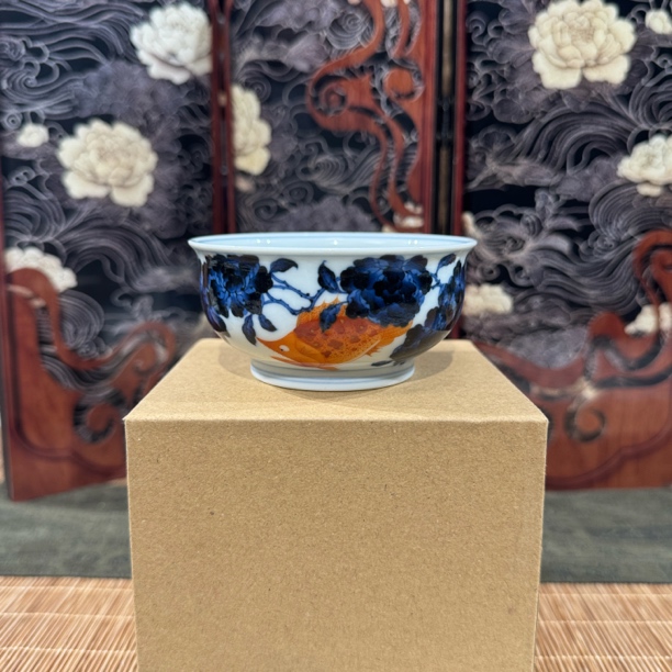 景德镇小卿亭仿明 明式青花矾红夹竹桃鳜鱼主人杯