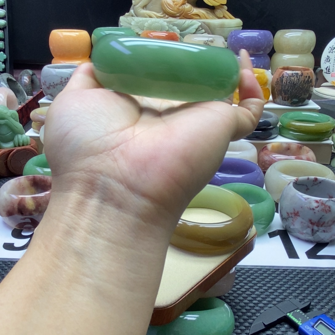 放***飞石英质玉未镶嵌手镯