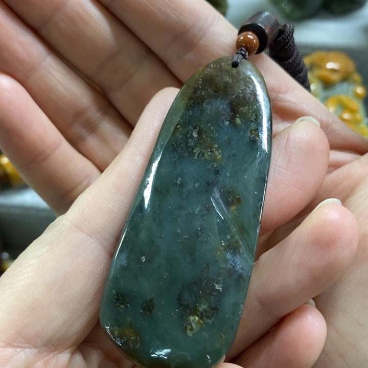 未镶嵌岫岩河磨玉（透闪石质玉）把件