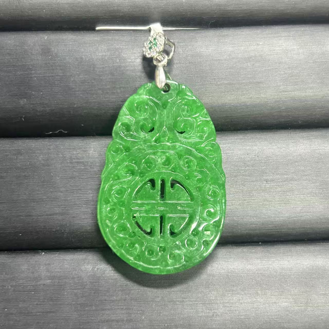 绿翠色随形玉石吊坠