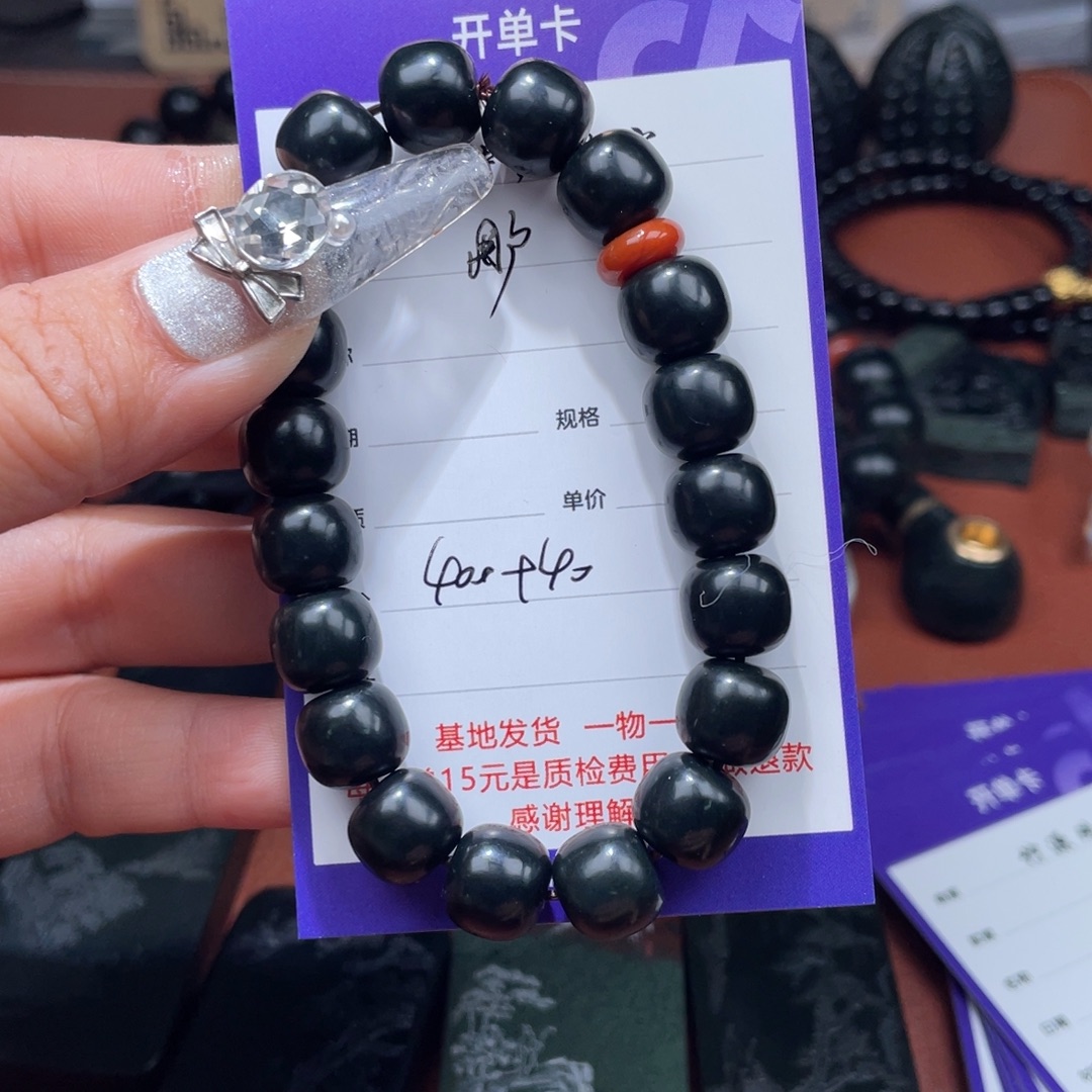 用***。和田玉未镶嵌颈饰