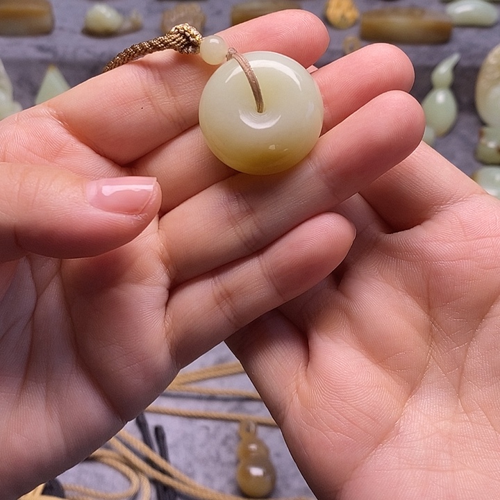 小***船和田玉（糖玉）未镶嵌颈饰