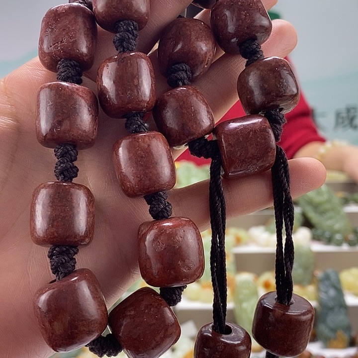 岫岩河磨玉（透闪石质玉）手持未镶嵌