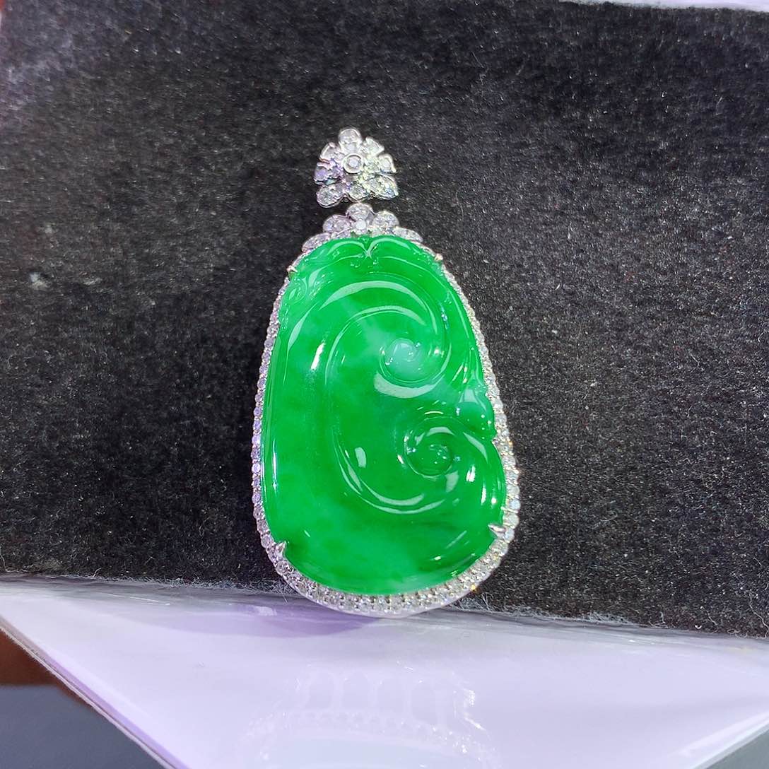 翡翠18K金镶嵌吊坠(赠链)