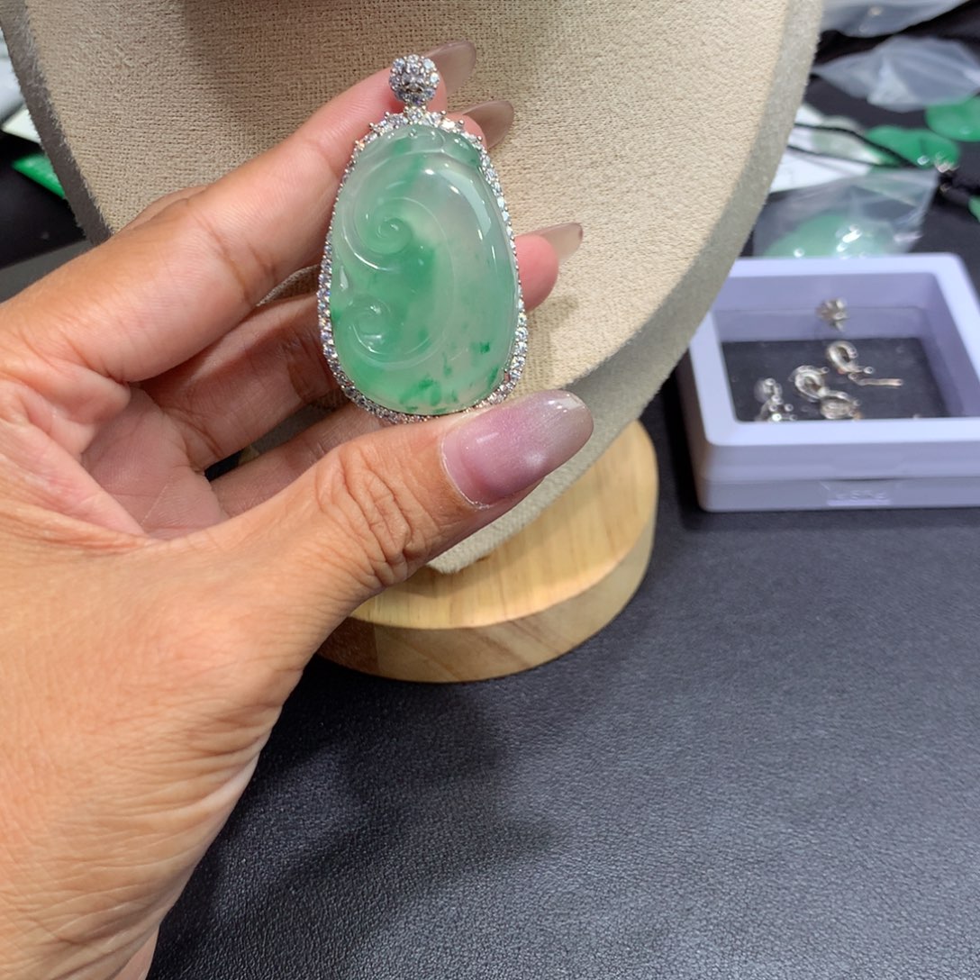 颈饰银S925镶嵌石英质玉（非洲翠）