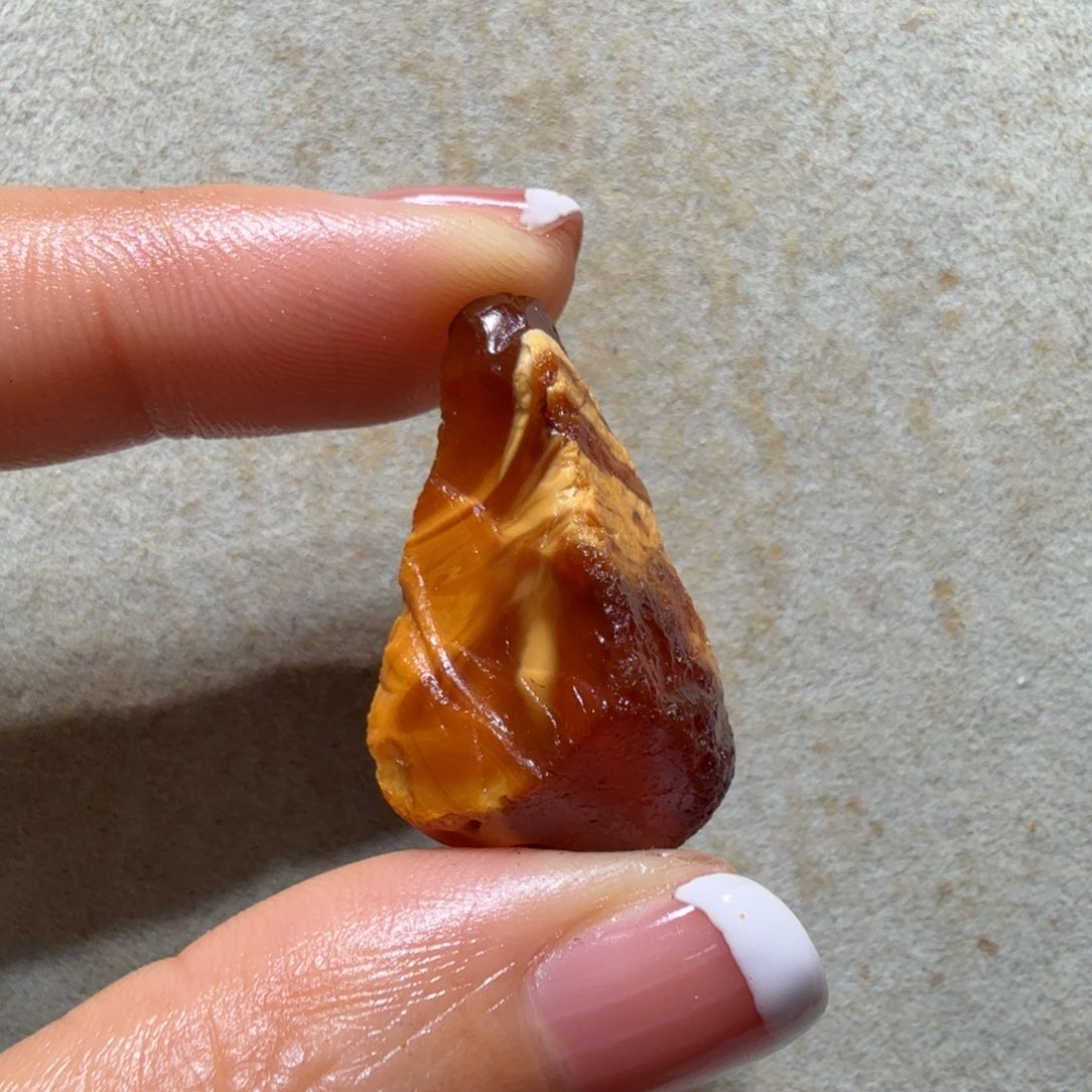 闲***鱼琥珀未镶嵌裸石专拍
