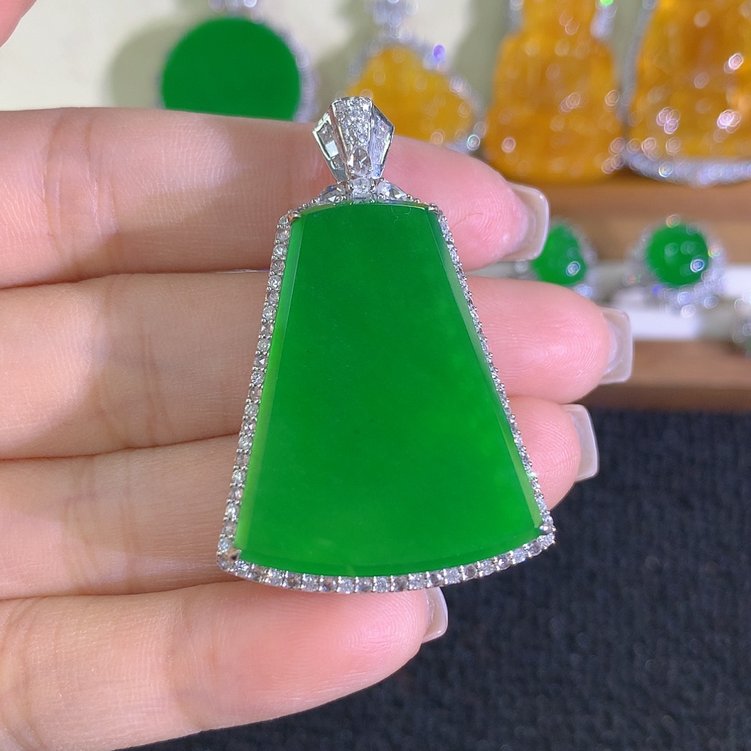 翡翠18K金镶嵌颈饰无事牌