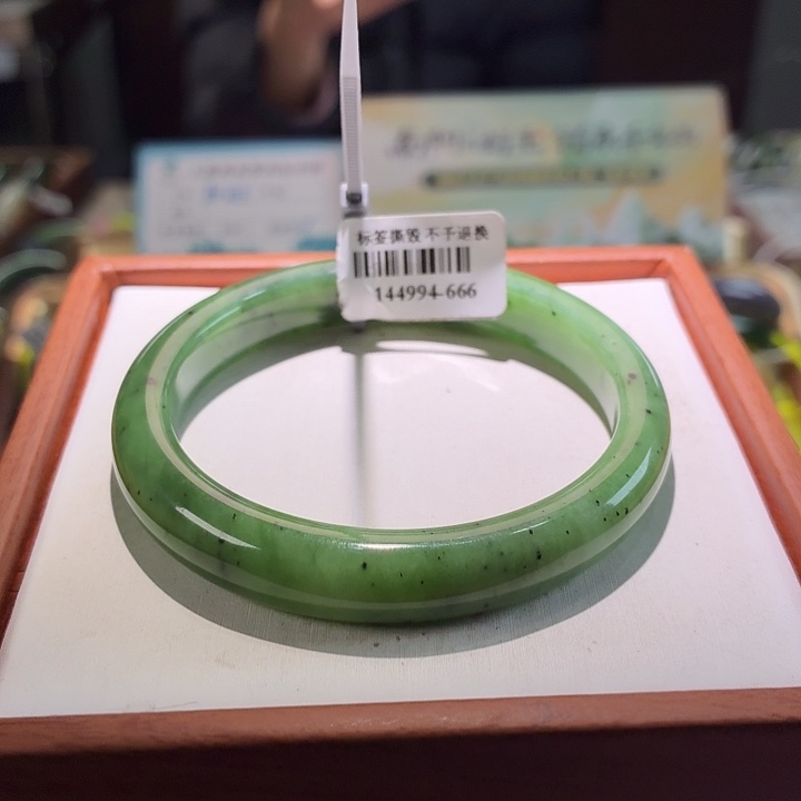 和田玉未镶嵌手镯21。 56