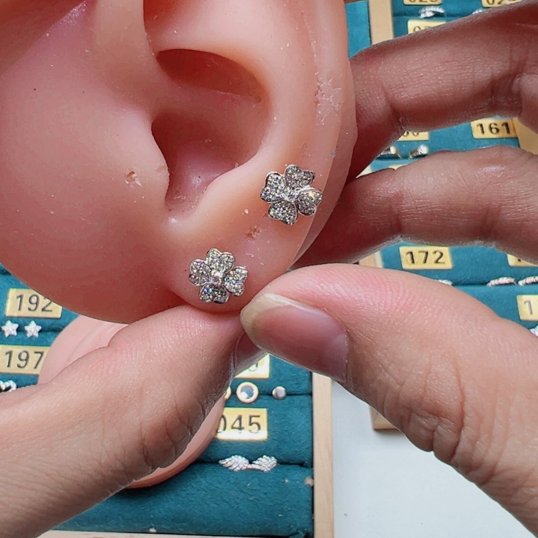 钻石耳饰18K金镶嵌四个爱心耳钉直针款K白