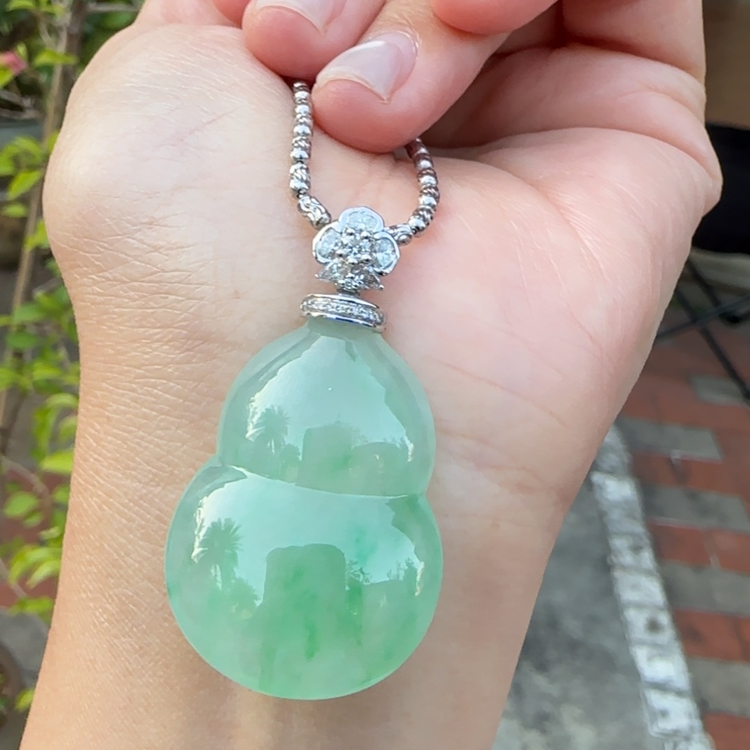 翡翠18K金镶嵌颈饰飘花裸镶葫芦