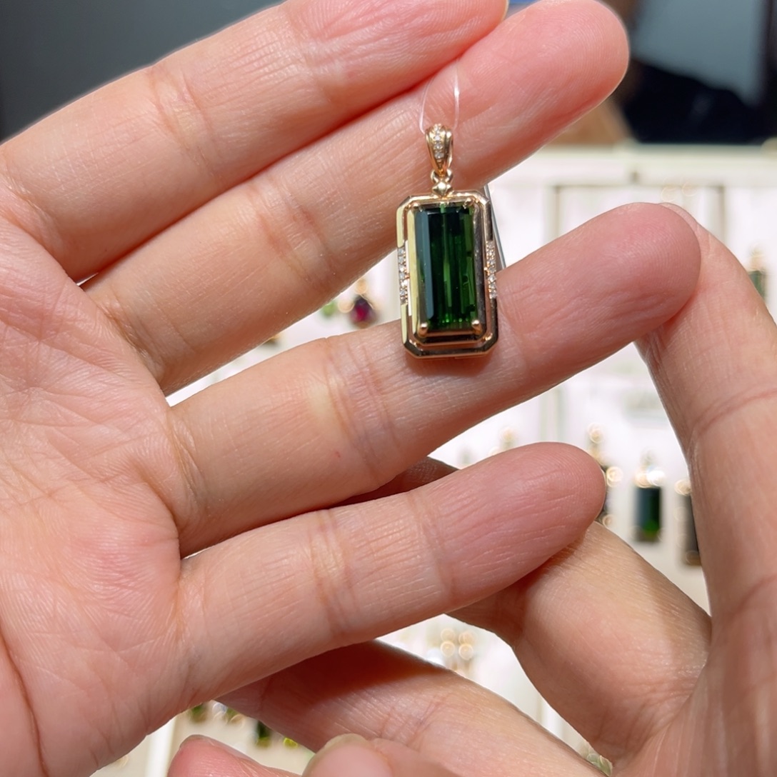 锦***鲤颈饰18K金镶嵌碧玺