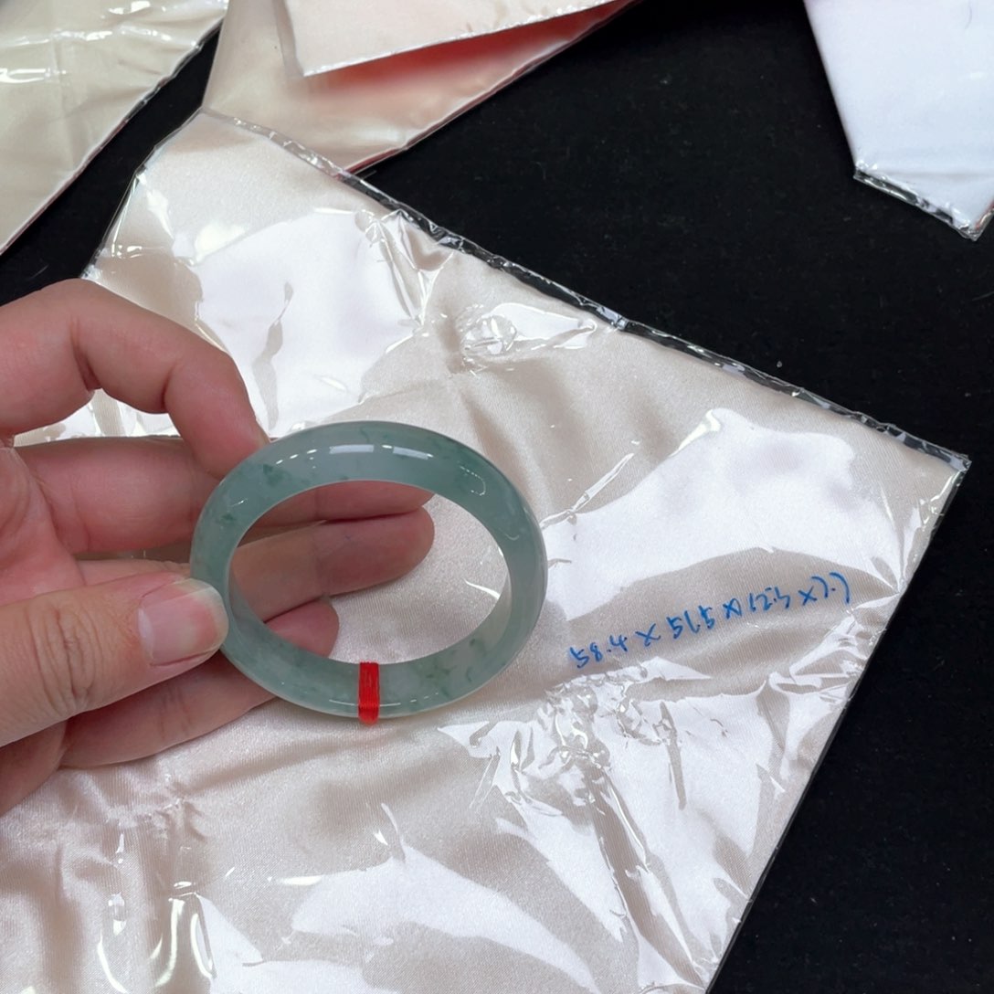 翡翠手镯未镶嵌残**血58.4贵妃