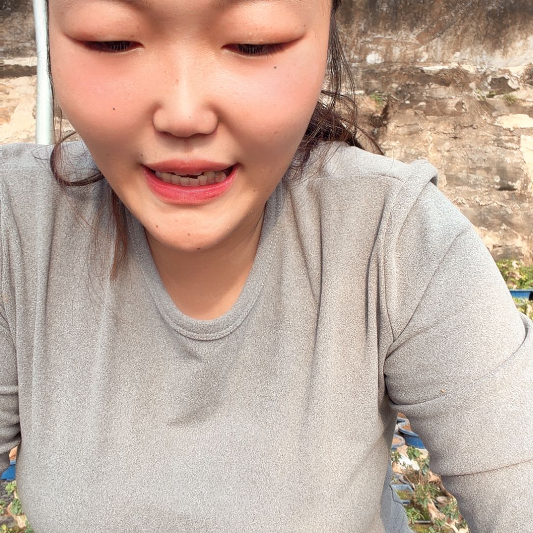 万***胜无花朵卖美女吃好喝