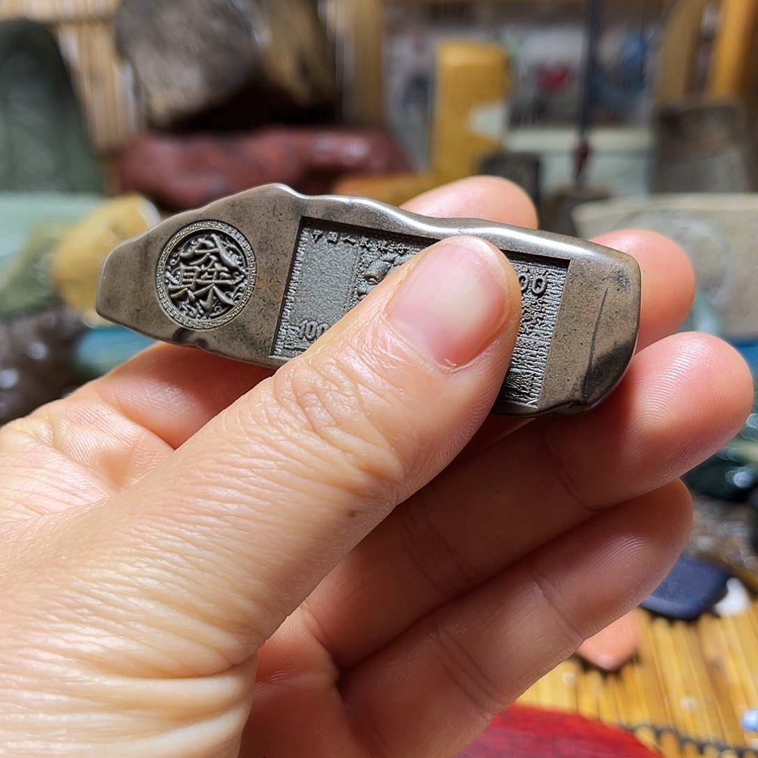 新疆原石雕刻手把件