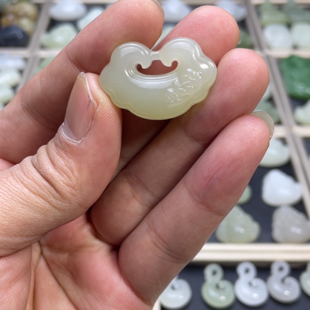 和田玉颈饰未镶嵌祥云锁吊坠