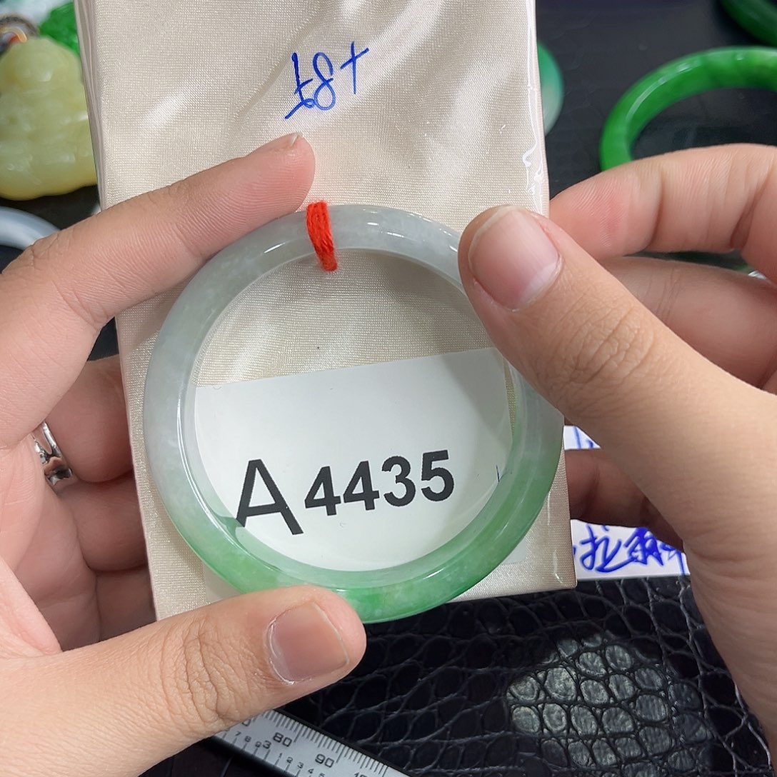 翡翠手镯未镶嵌多样性