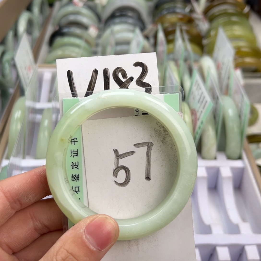 岫玉手镯未镶嵌美***姐天然岫玉微瑕，可以正常佩戴