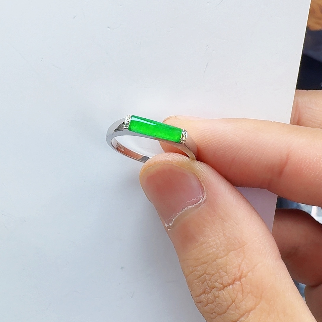 ****静翡翠18K金镶嵌颈饰一件