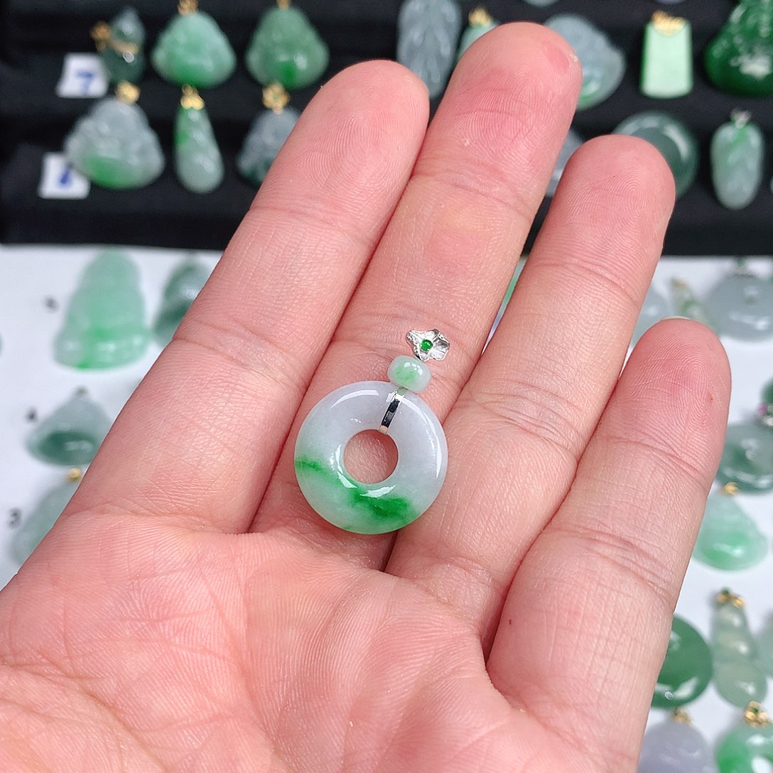 翡翠颈饰未镶嵌翡翠