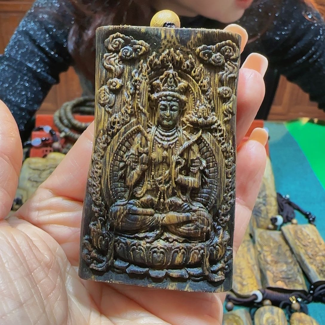 沉香吊坠飛***牛海南白奇乌身老料雕刻虚空带绳23.6克