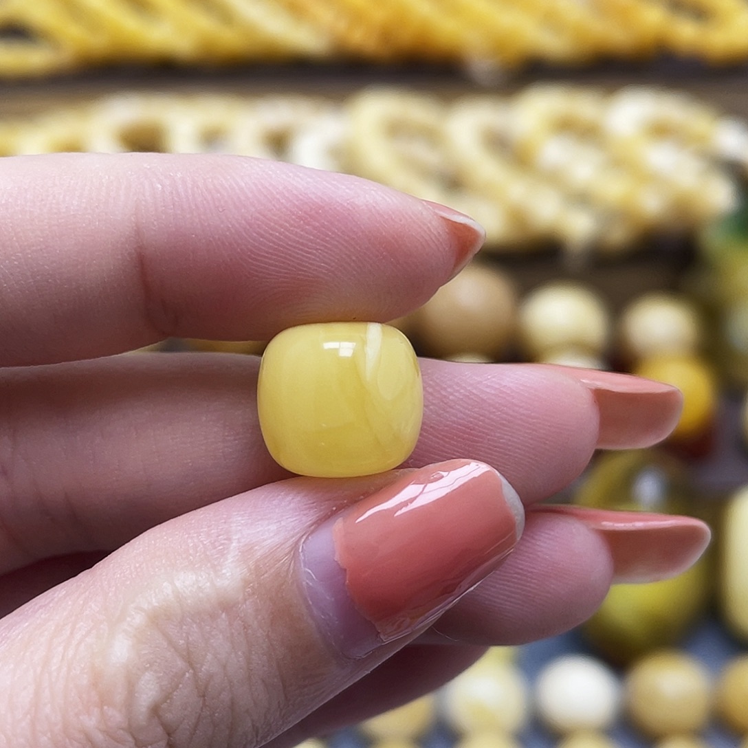 未镶嵌琥珀裸石11.7*10.7mm老型瑕疵